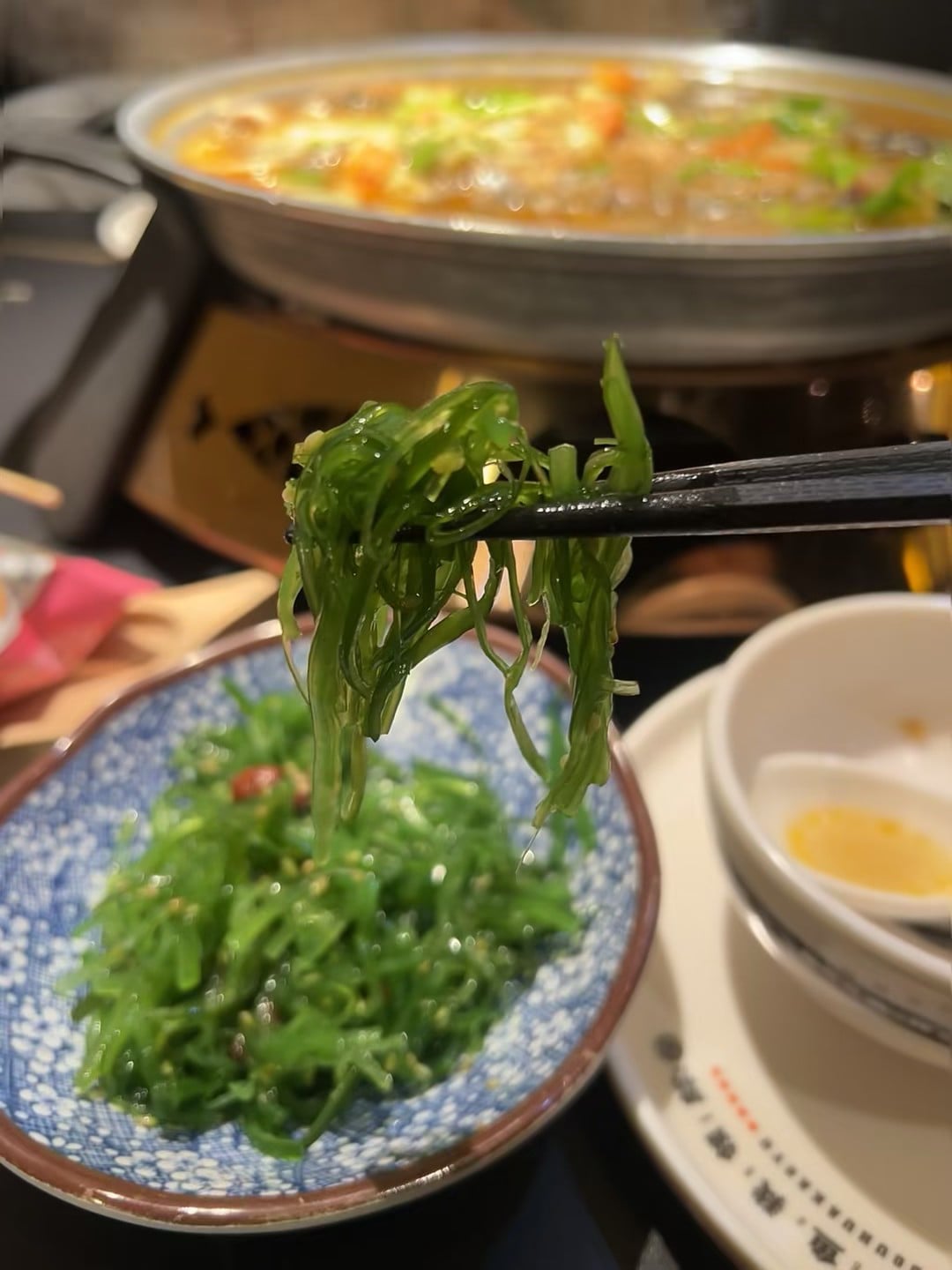 筷子夹起海藻的瞬间，突然想家了…但这是本地小馆子的深夜治愈