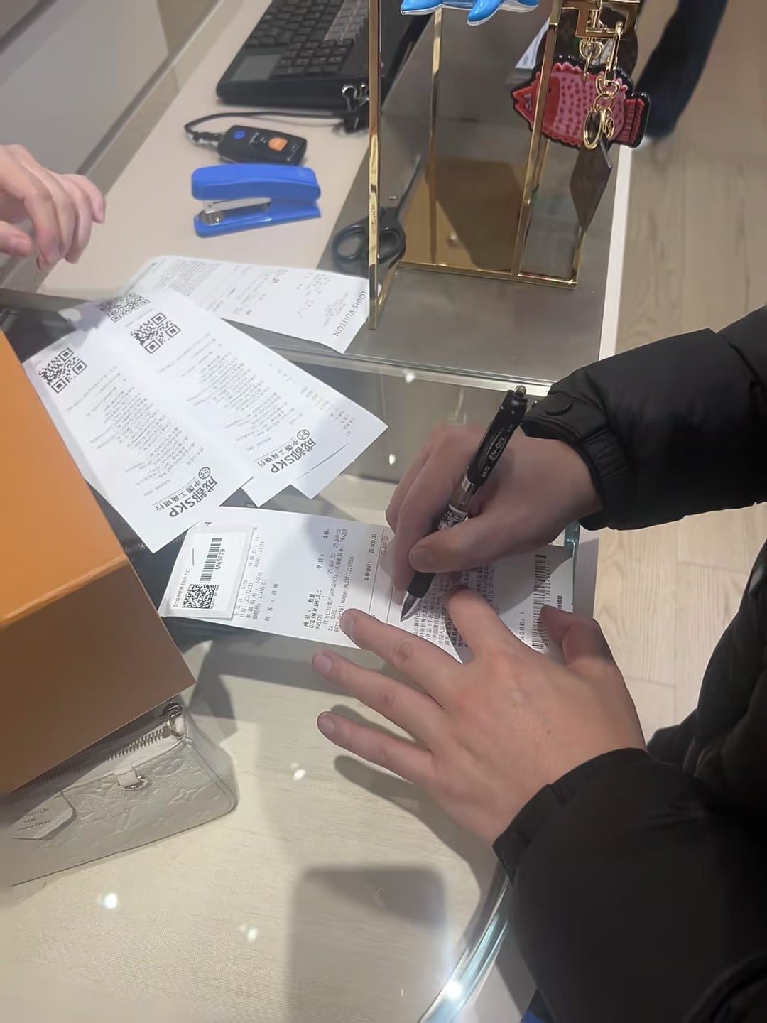 签字时手抖了三下…终于把LV收据签完，这流程比买咖啡还复杂