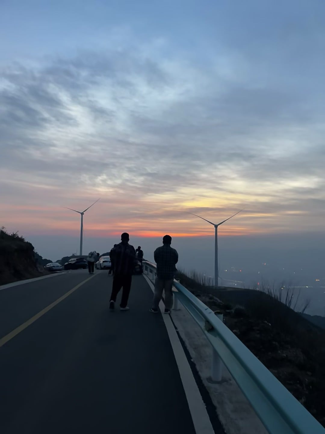 日落时分山顶风车群，随手一拍像电影截图 🌅