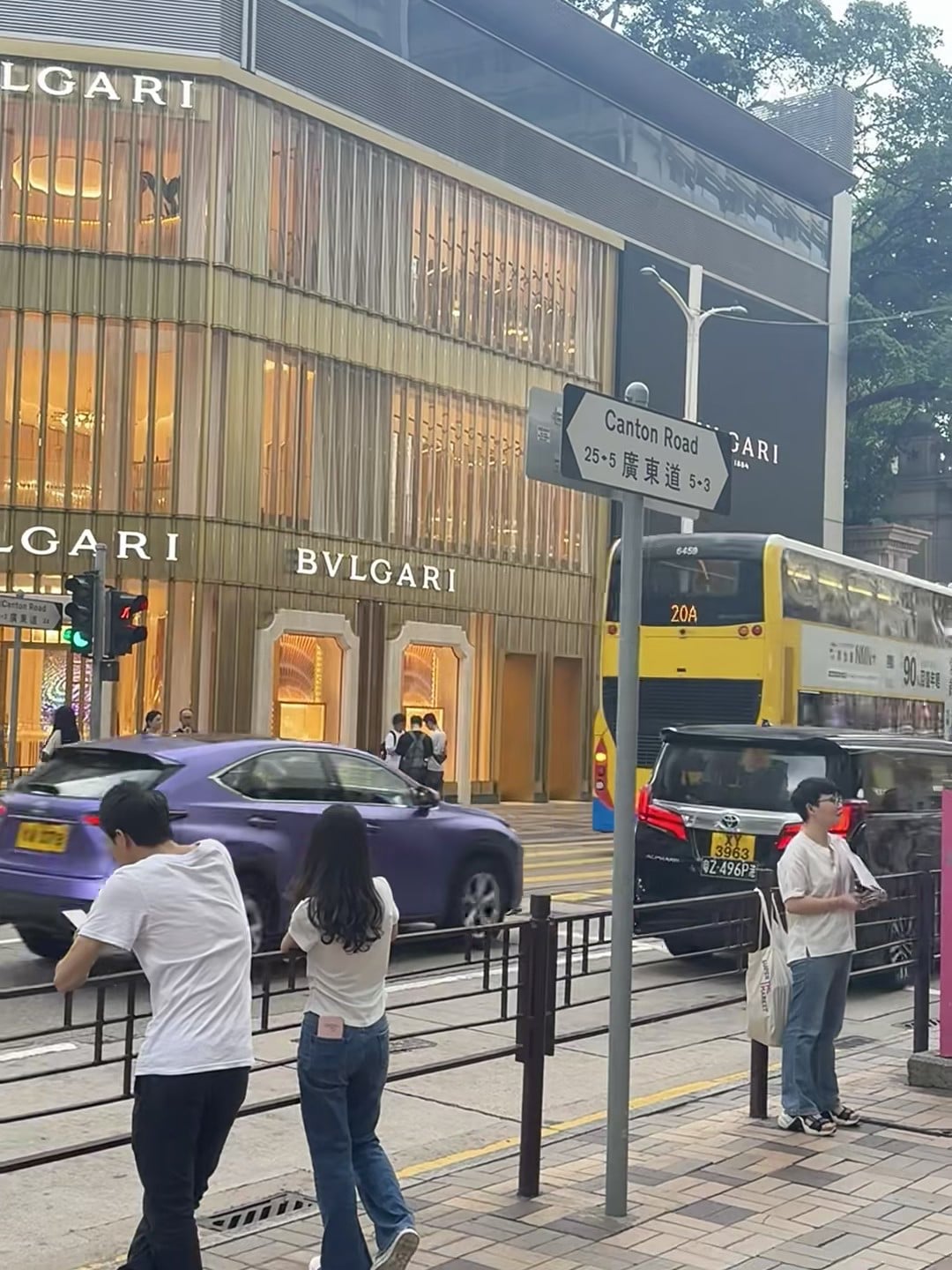广东西路25-5号，黄车+紫车+双层巴士，日常即风景