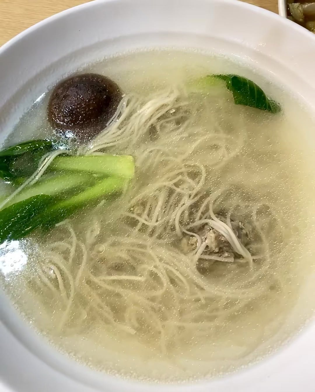 今天在街角小馆子啃了碗香菇青菜面，汤头清得能照镜子