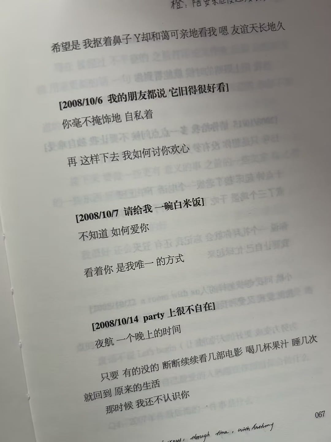今天在街角咖啡店蹲到一只睡懵的橘猫，连老板都认它为VIP