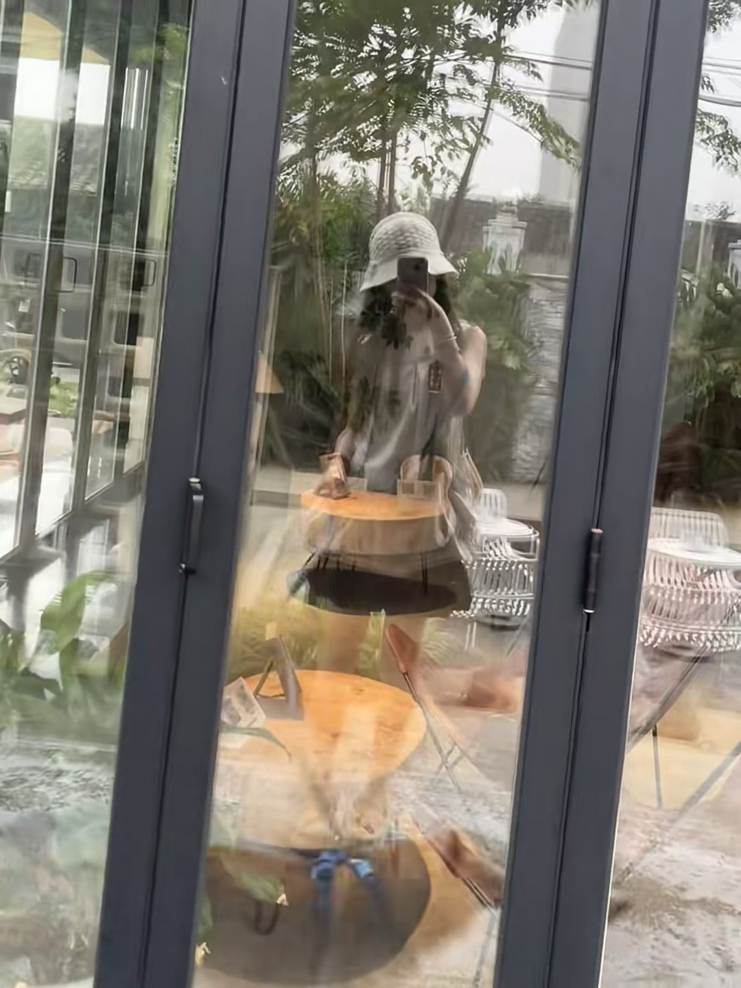 雨天咖啡馆的镜面魔法｜帽子歪了但心情没歪