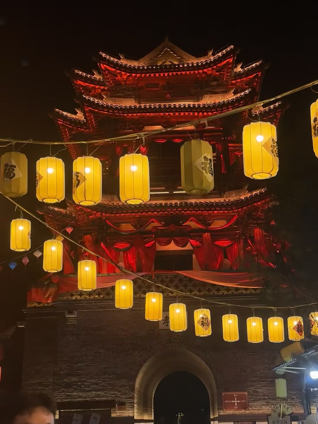 夜市突然被古塔点亮了…在Old Town街角偶遇的中式灯笼雨