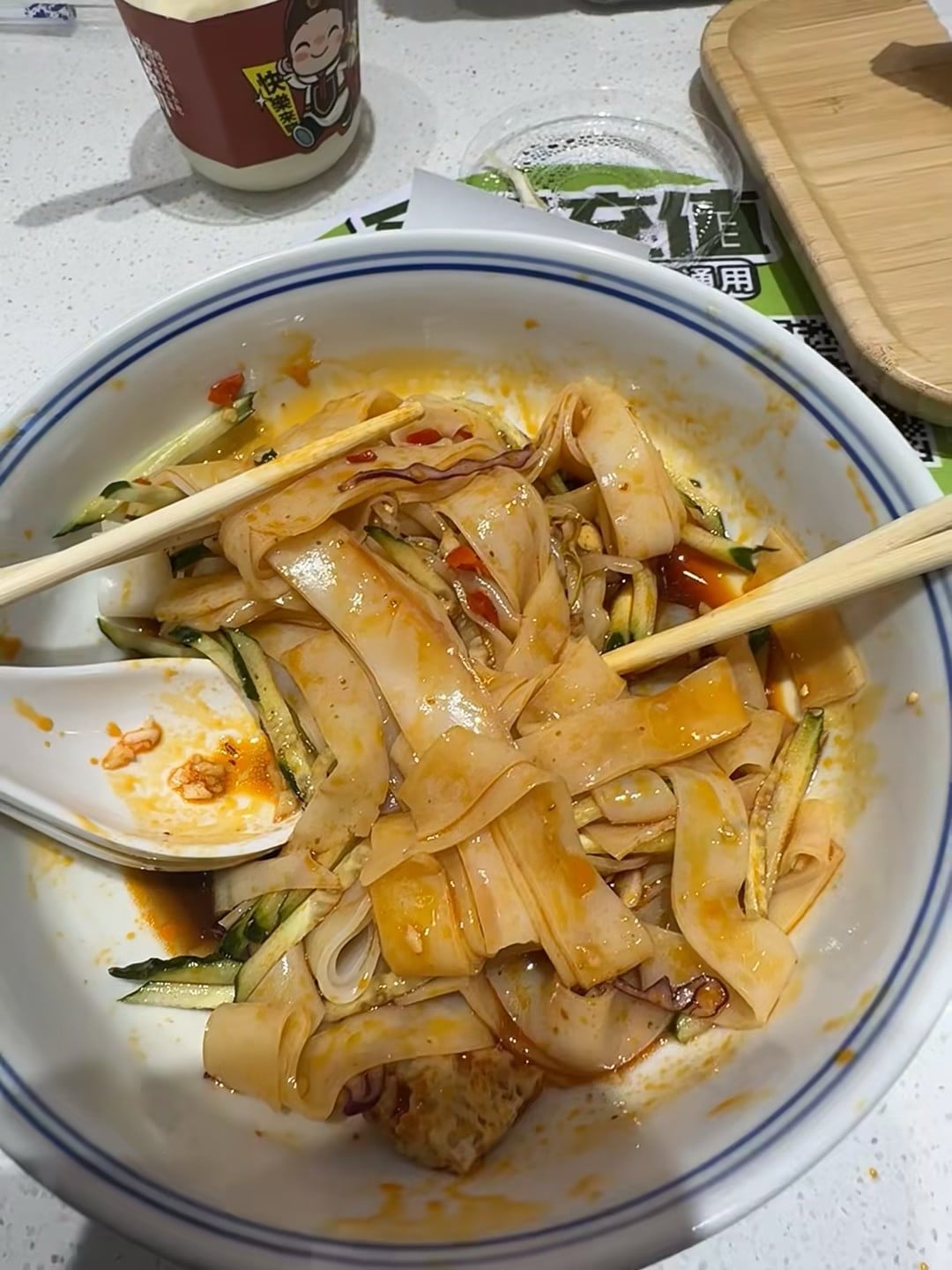 在街角小馆子吃到的‘半碗’凉皮，辣到打嗝但停不下筷子 🌶️