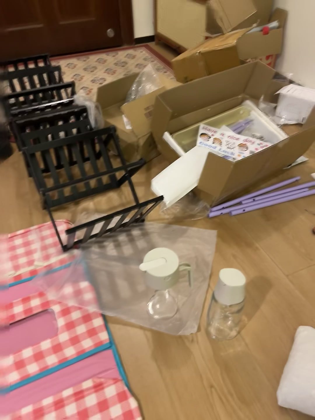 新家组装现场：黑铁架+格子布=我的小角落 🛠️