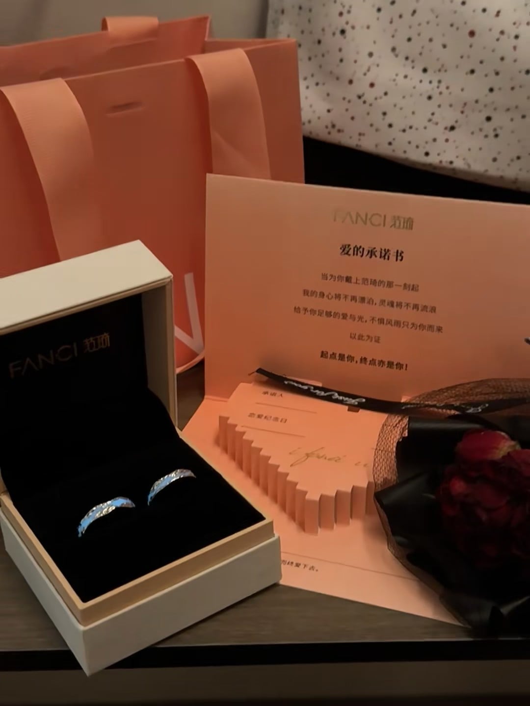 今天在Fanci家的戒指盒里，突然被浪漫击中了 🌙