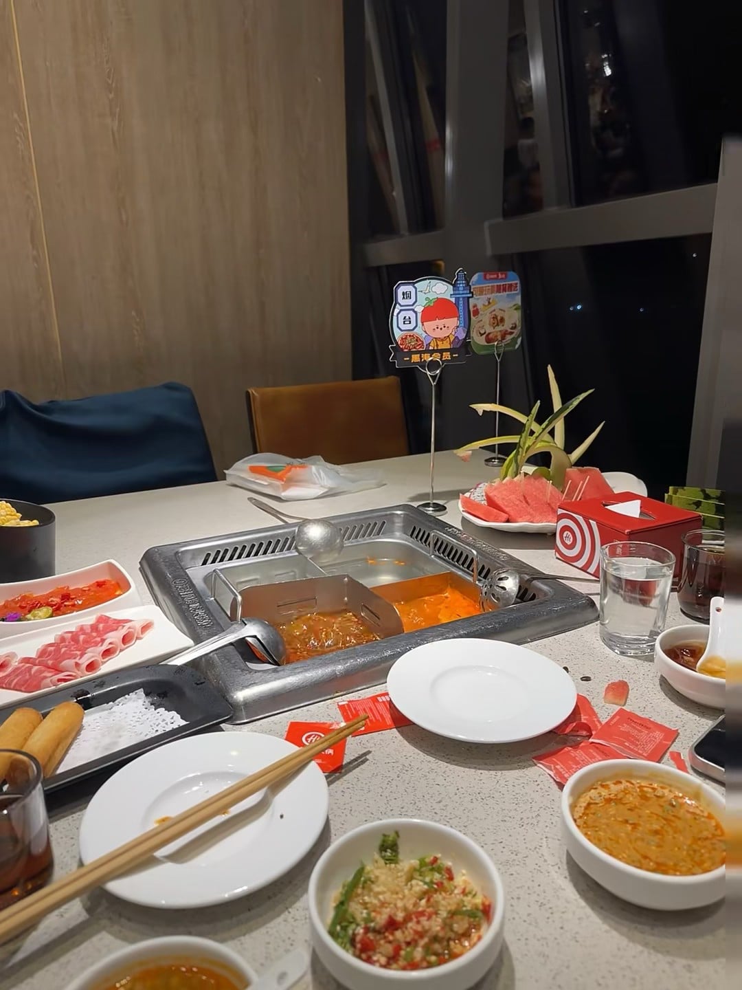 今晚的火锅局，锅底是番茄+麻辣双拼，配西瓜解辣～