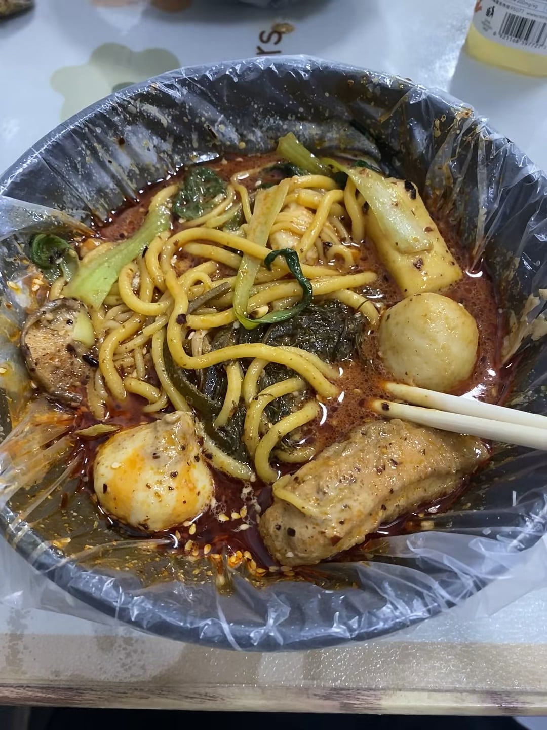 深夜饿到灵魂出窍，翻出冰箱里冻了三个月的速食面…结果意外好吃？