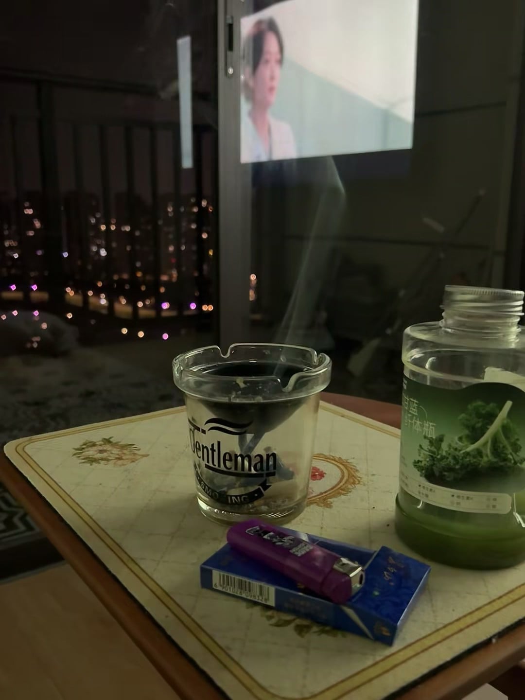 深夜小酌时刻｜玻璃杯里飘着烟，窗外是整座城的星星