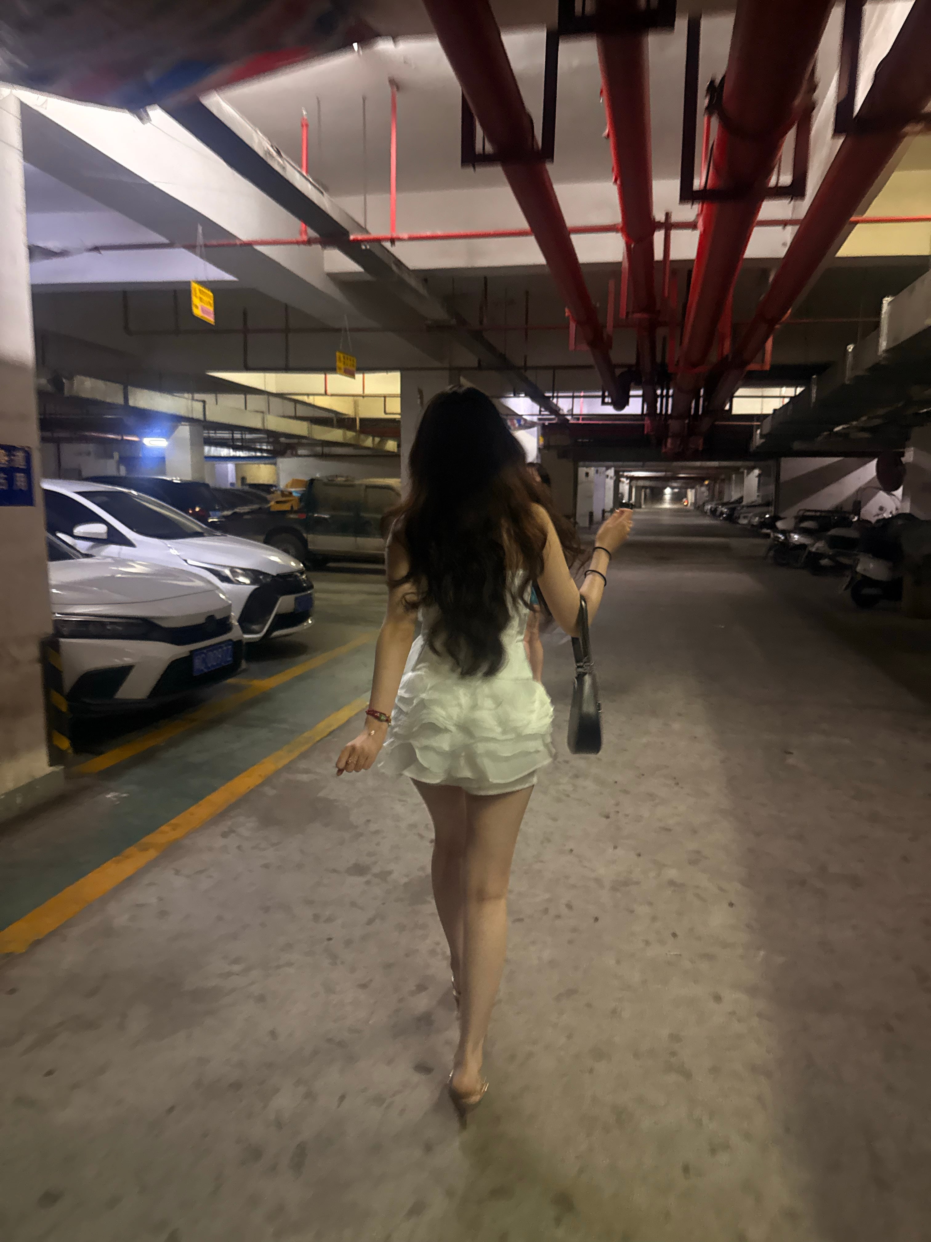 地下车库穿白裙走路像逃出电影场景？
（不是，是刚从超市拎完菜回家）