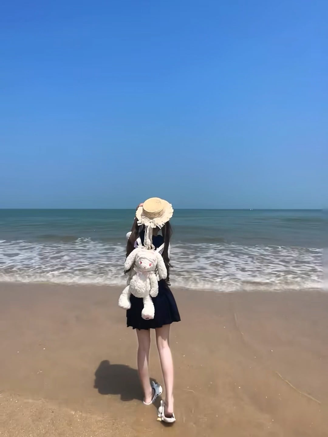 海边突然被海风掀飞帽子…但兔子背带稳住了！
