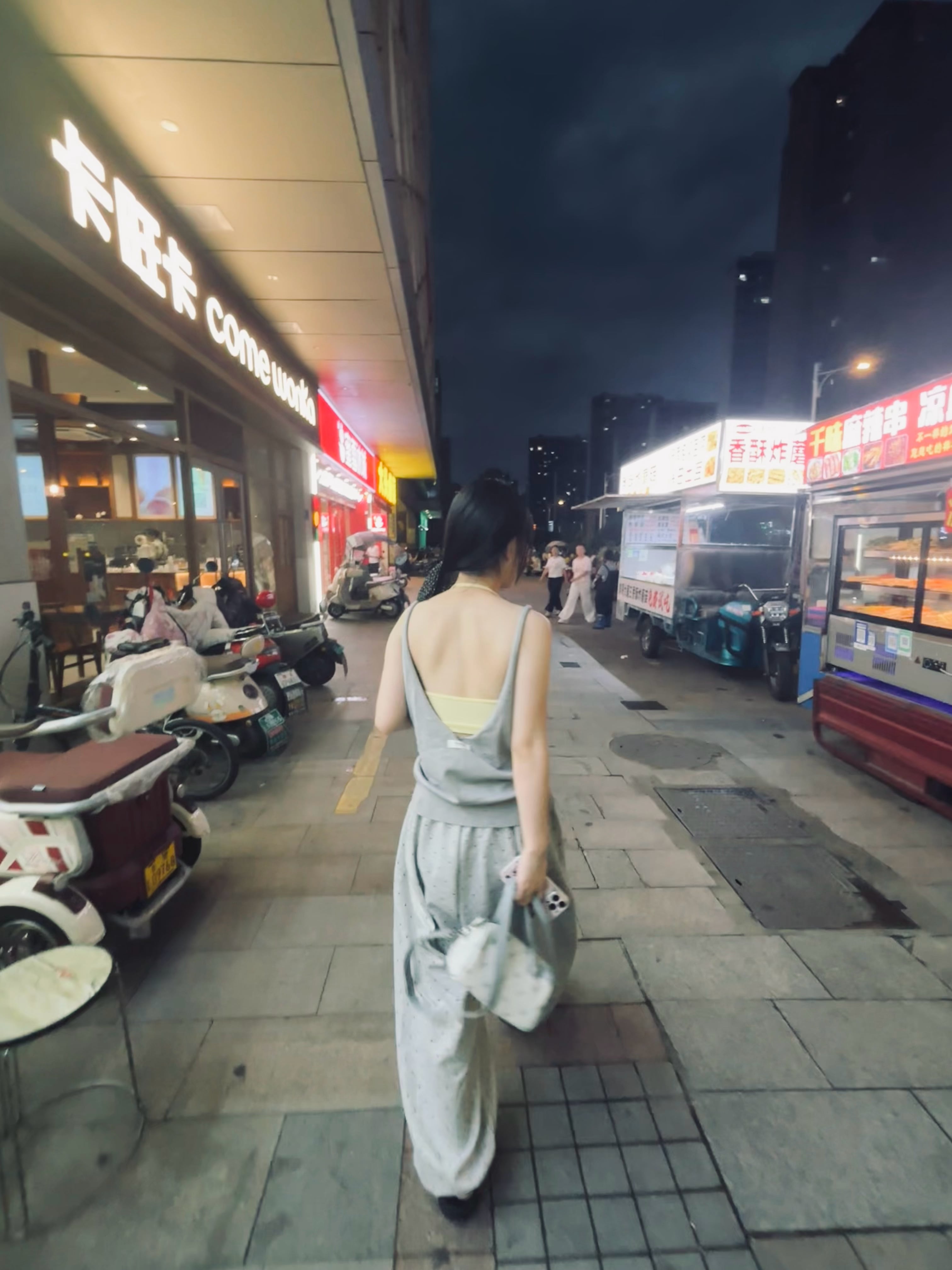傍晚遛弯路过街角，灰蓝套装配黄吊带，像把夏天偷偷藏进秋天里