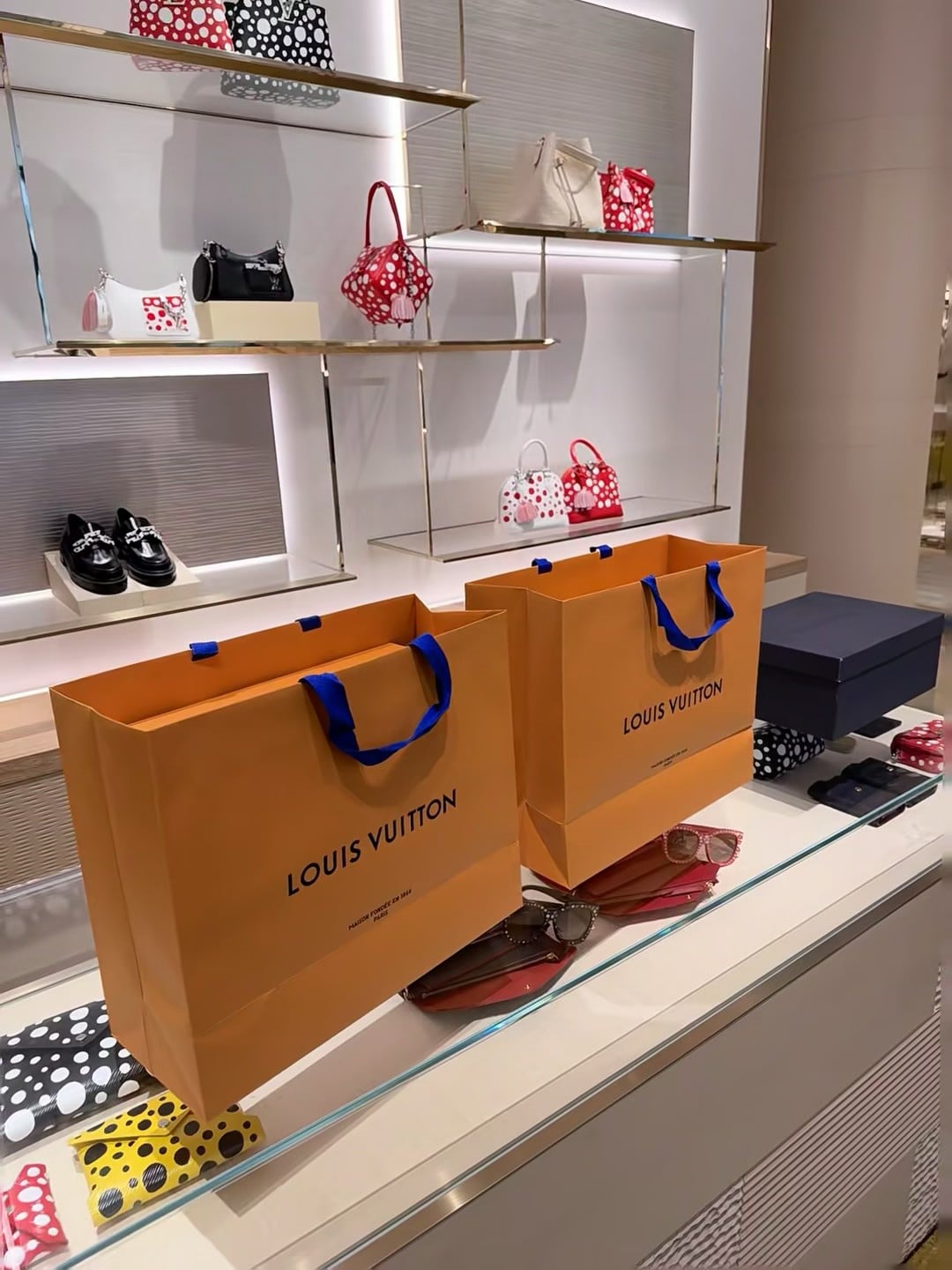路过LV快闪店，手提袋都比包包还抢眼？！