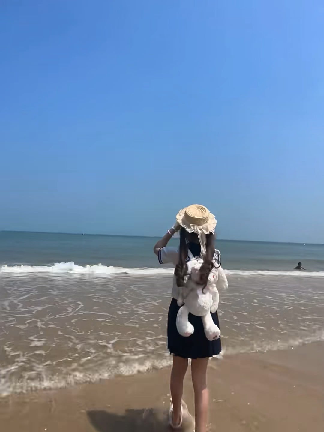 海边突然被风掀飞草帽…但小兔还稳稳抱着！