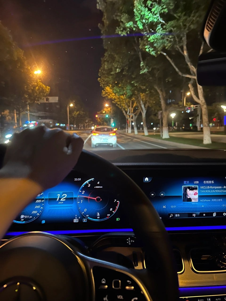 夜路开车的12km/h，不是堵车是我在等红灯变绿…