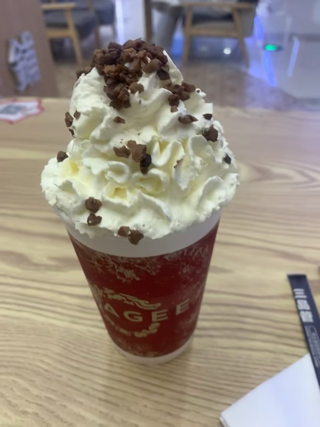 路过街角咖啡店，被这杯奶油顶偷走心情 🧁