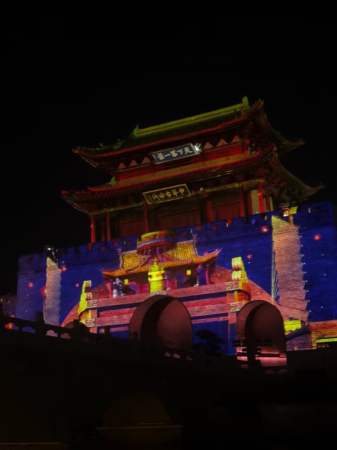 夜游城墙投影秀｜路过古城墙被美到失语…