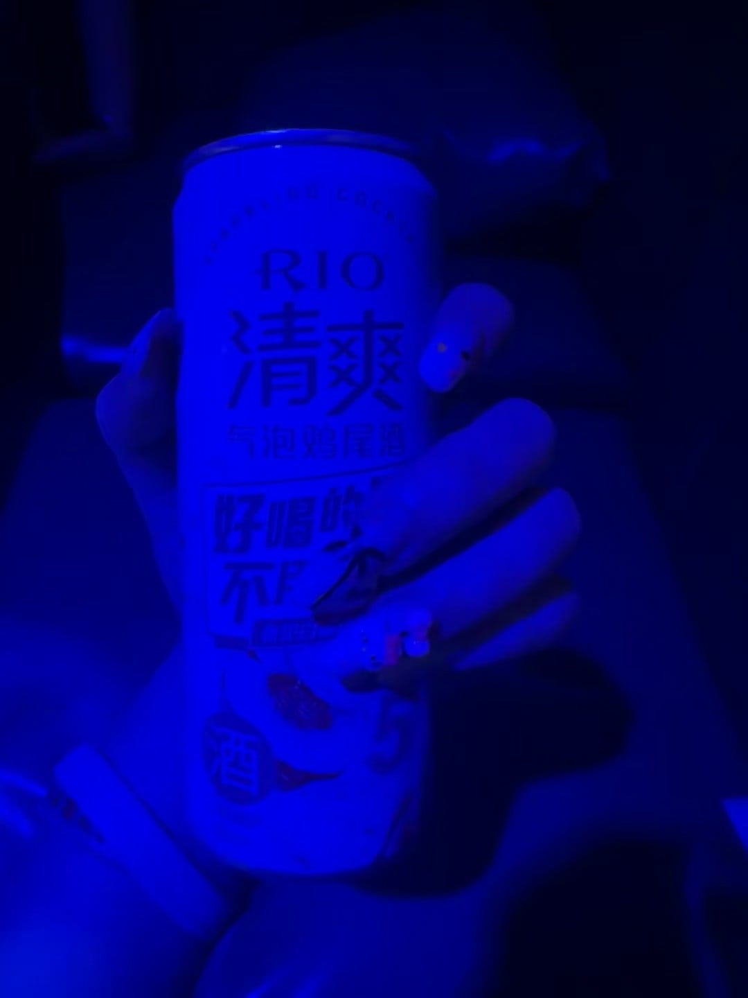 夜店蓝光下的RIO，今天在KTV唱到嗓子冒烟😅
