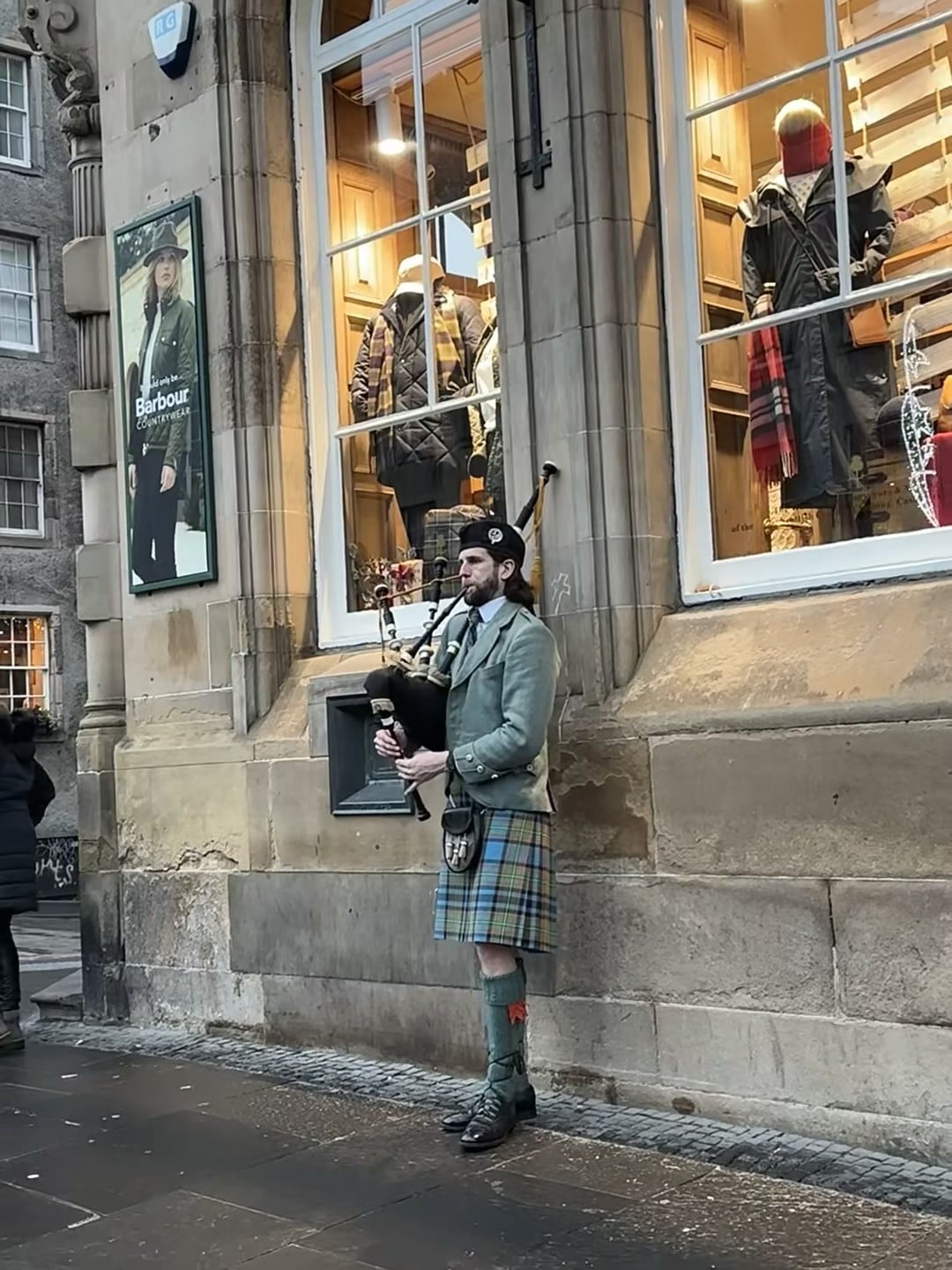 街角突然响起苏格兰风笛，我愣住三秒才反应过来这是日常