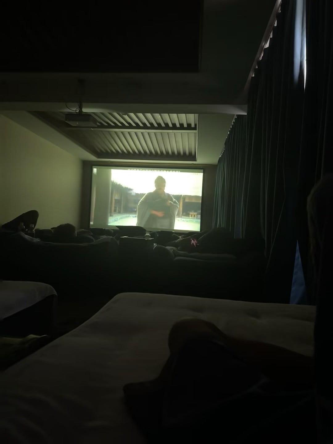 深夜家庭影院｜投影仪一开，全村最靓的崽是沙发上的我