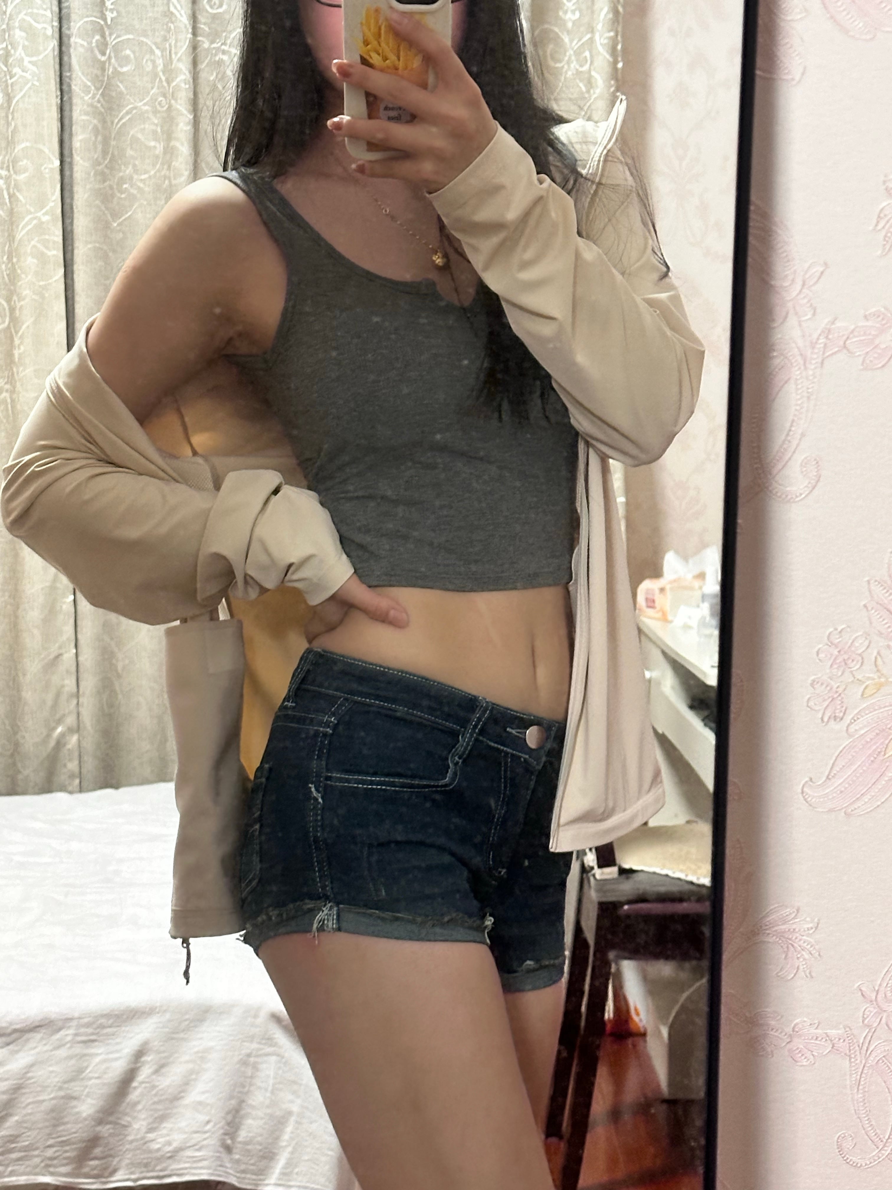 今天在公寓小阳台试了新买的薄外套，配灰背心+卷边牛仔短裤，谁懂这种随性又有点小心机的日常？