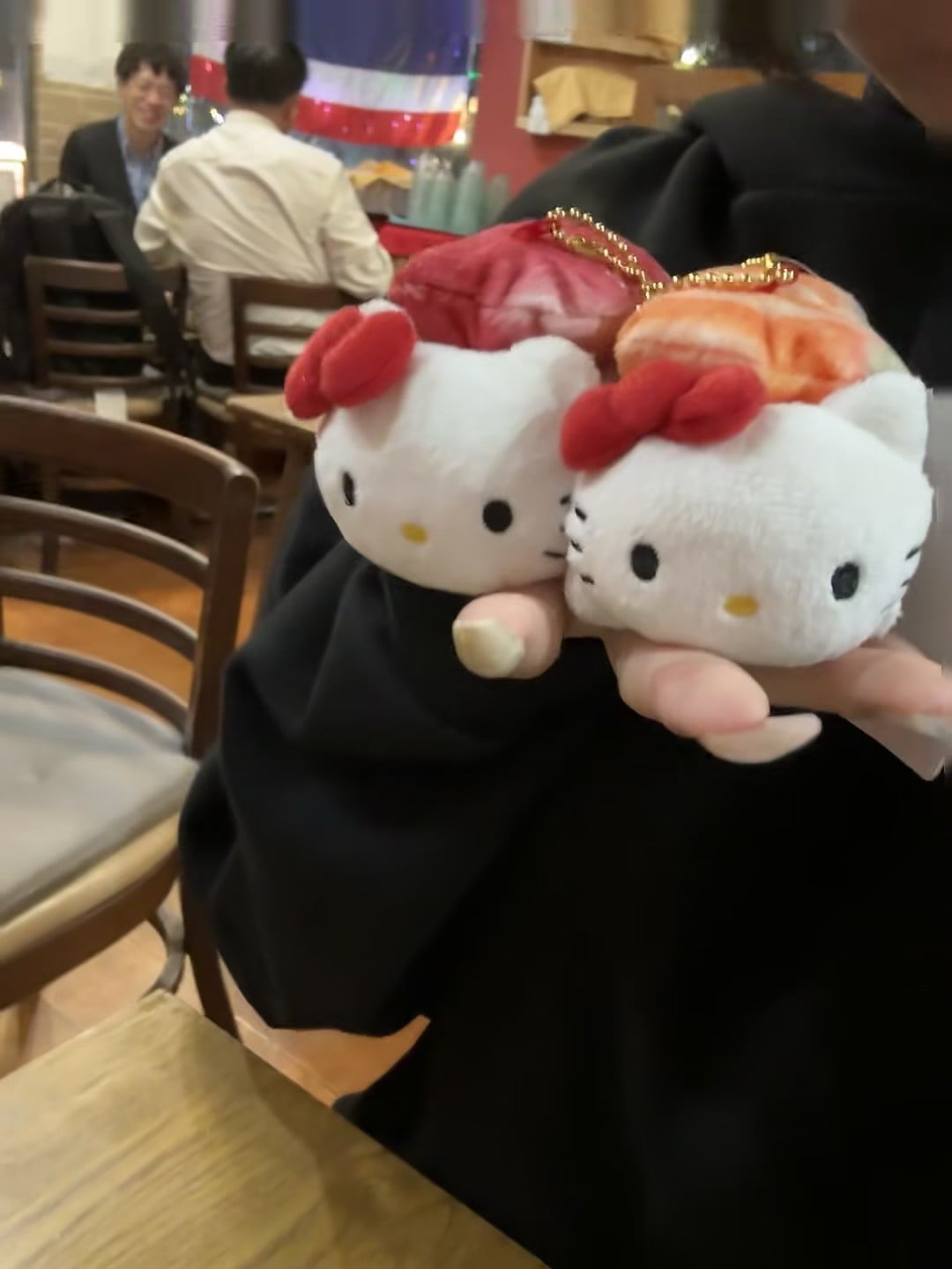 在街角小店摸到两个小寿司Hello Kitty…谁懂啊！