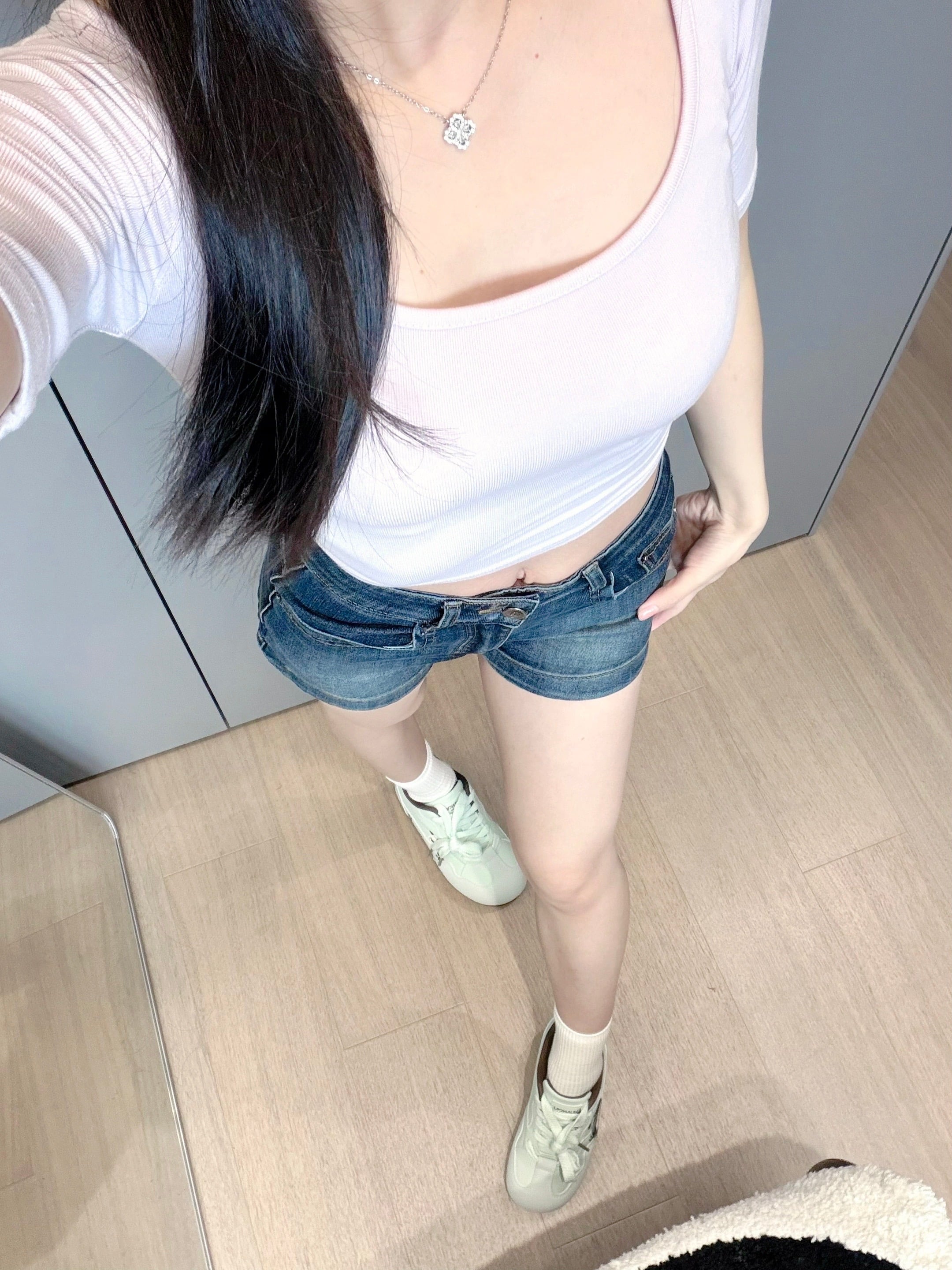 今天在公寓里试了新配色的鞋，白T+牛仔短裤=夏日安全感