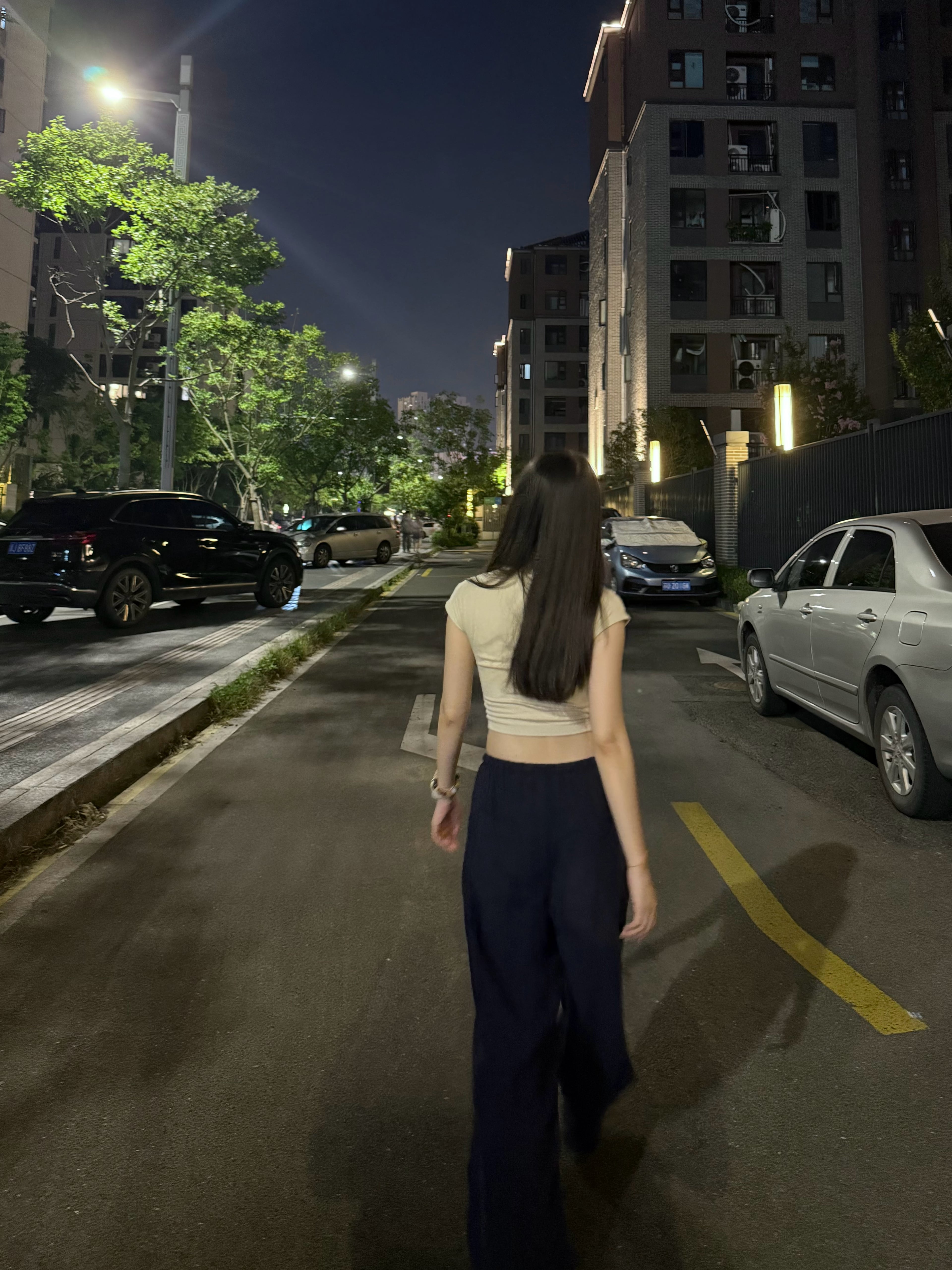 夜路散步，风把发丝吹成一道光✨