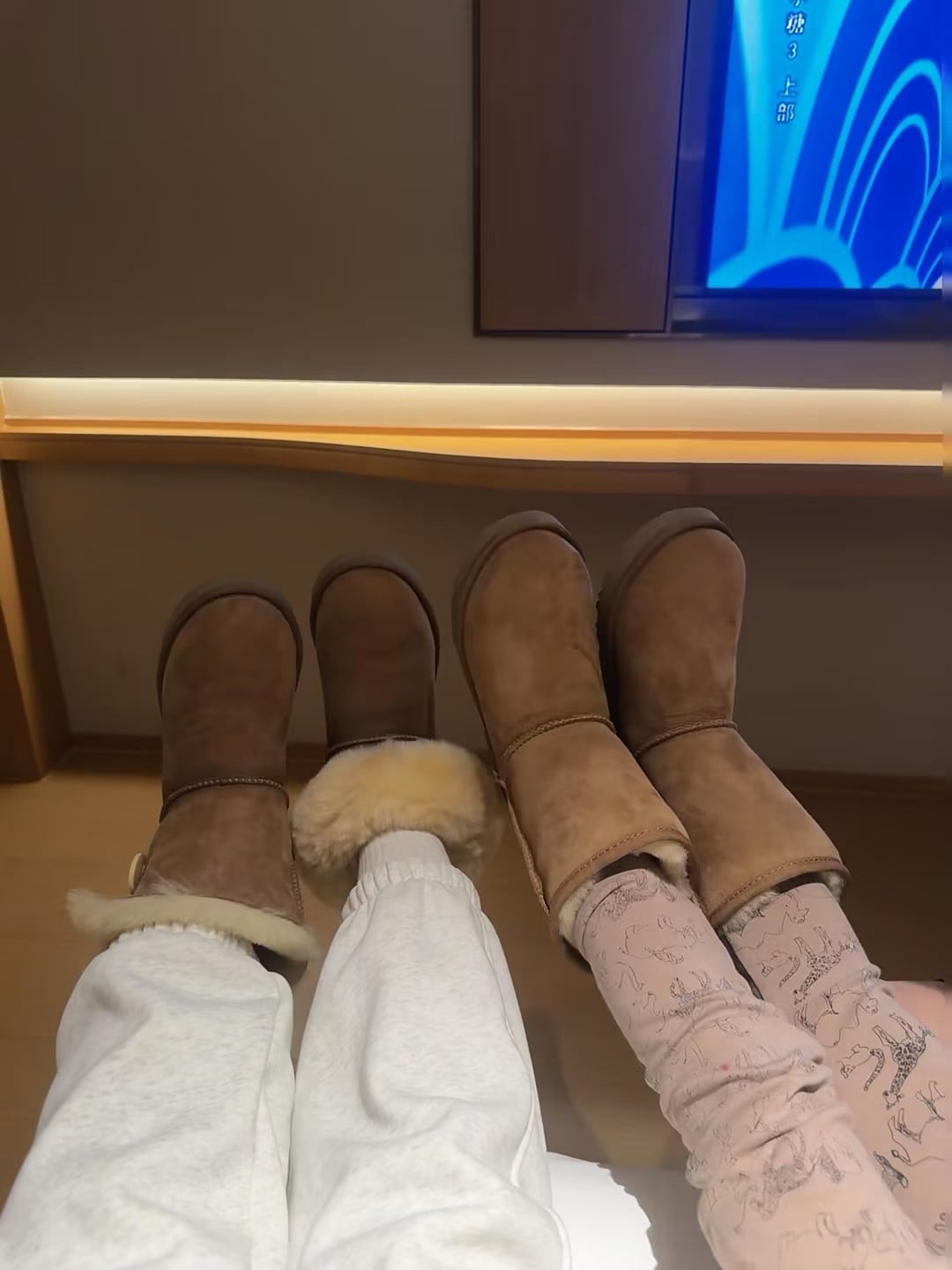 瘫成四条腿的狗｜今晚追剧标配：Ugg + 毛裤 + 电视蓝光