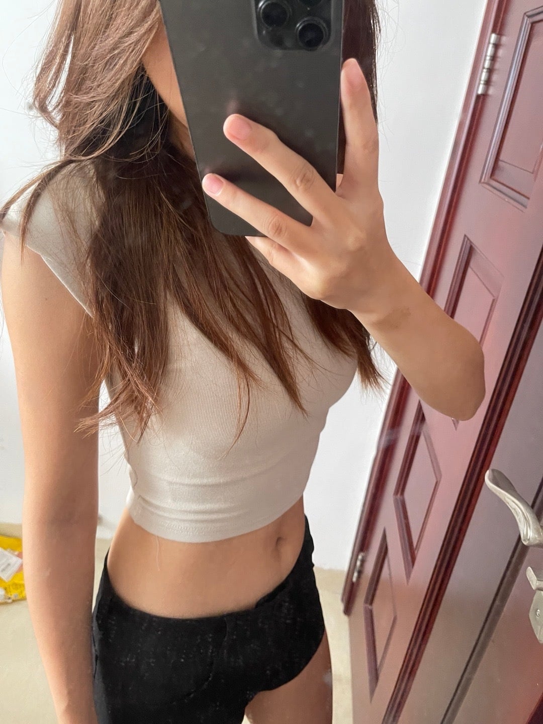 今天在公寓镜子前自拍，腰线终于不被短裤偷走啦～