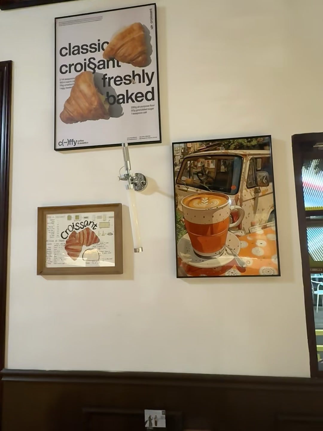 咖啡店墙上的小确幸：Croissant 和 Latte 的日常诗