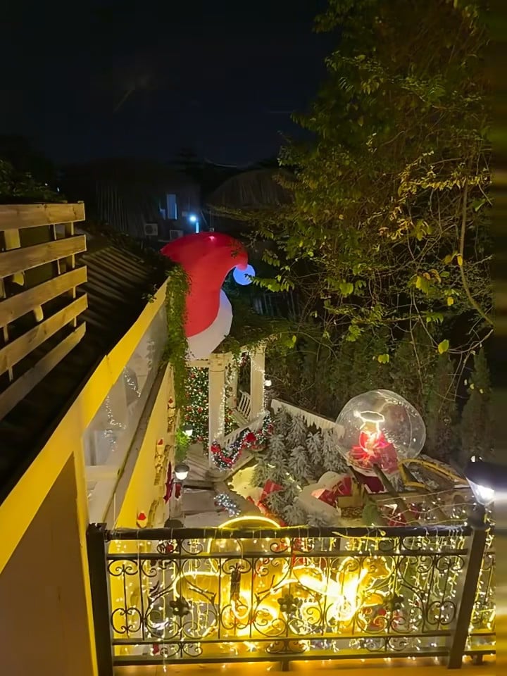 夜巡社区小惊喜：圣诞老人偷偷溜进我家阳台了？ 🎅✨
