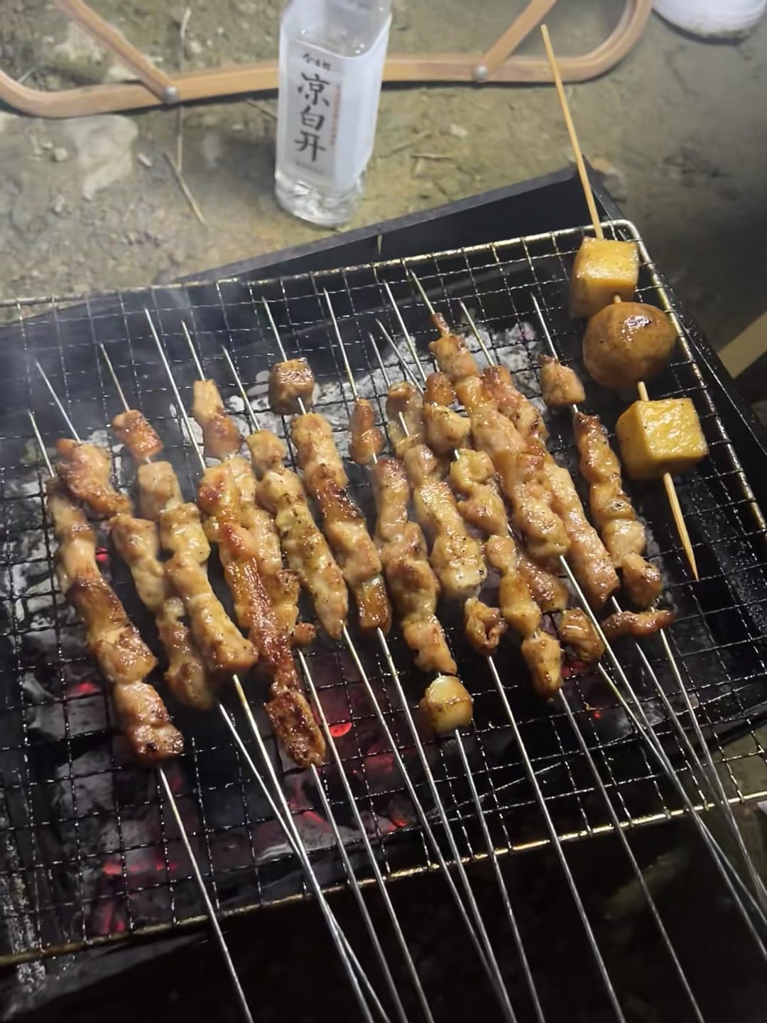 夜市烧烤摊的烟火气｜碳火上滋滋作响的肉串和凉白开，今晚的快乐很便宜