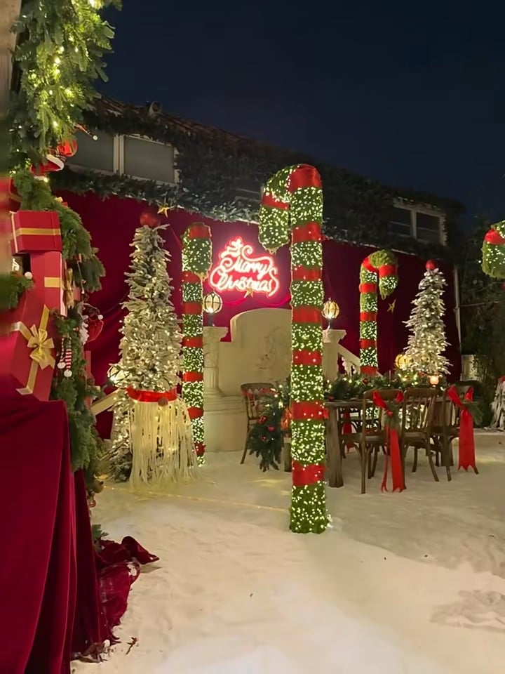 今夜的庭院像从圣诞童话里跑出来的！雪地+糖果手杖+霓虹‘Merry Christmas’，太梦了✨