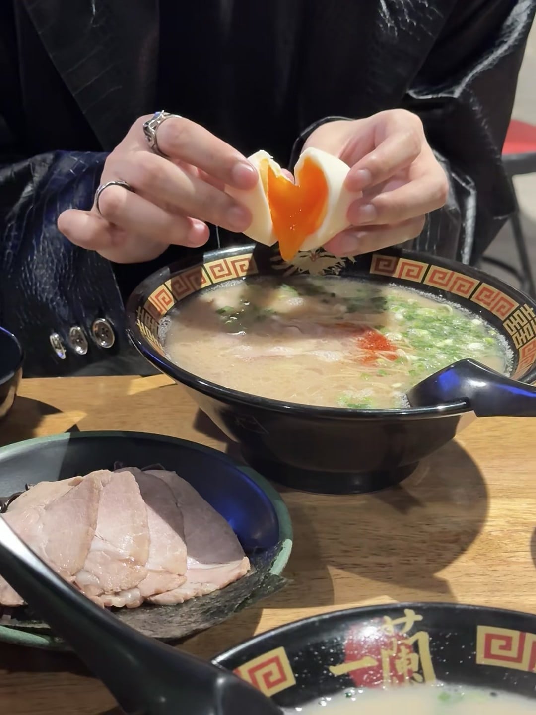 今天在街角那家拉面馆，把溏心蛋掰开的瞬间…太治愈了