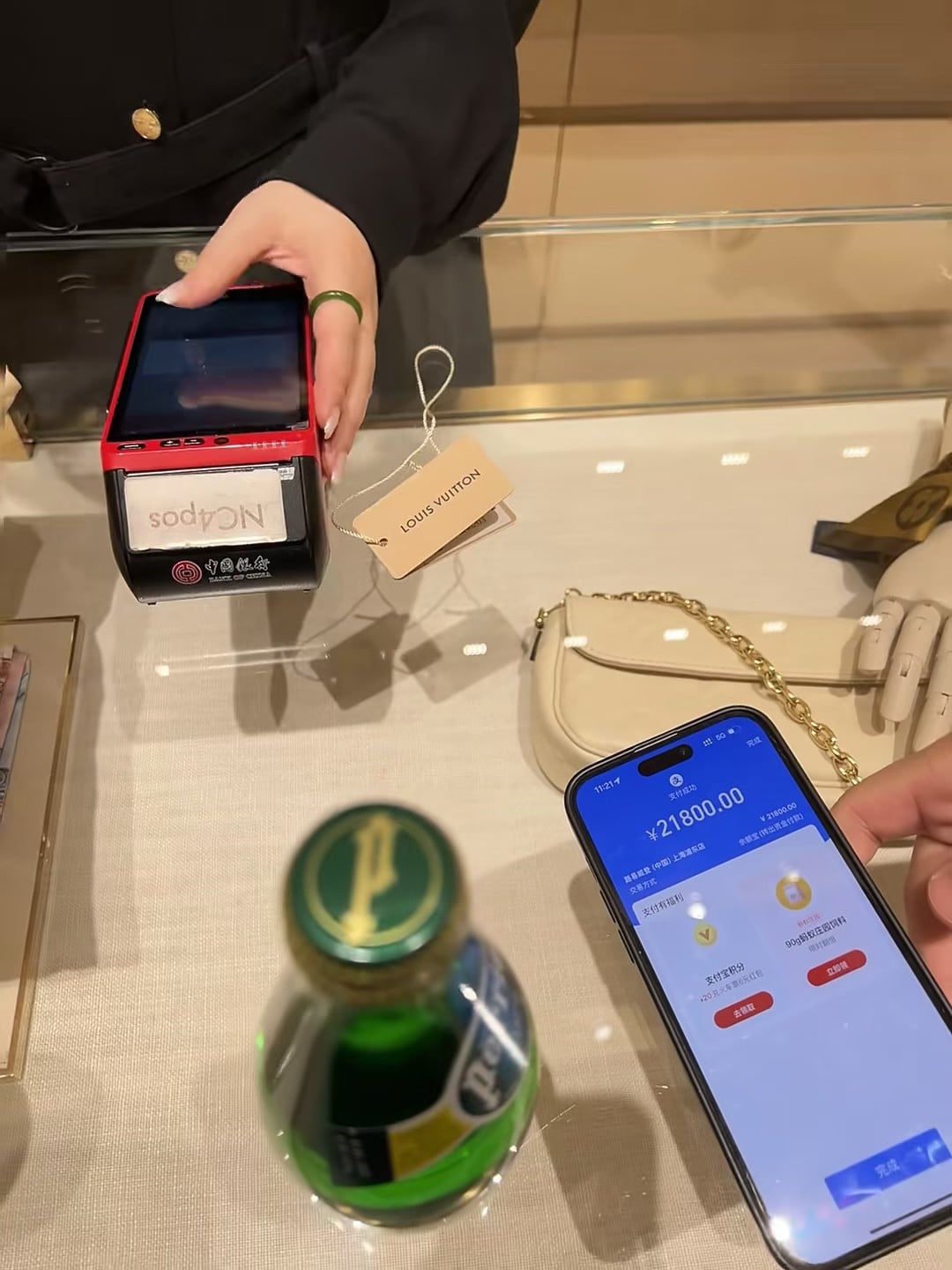 LV柜姐手速比我还快…手机付完款她已递出包了