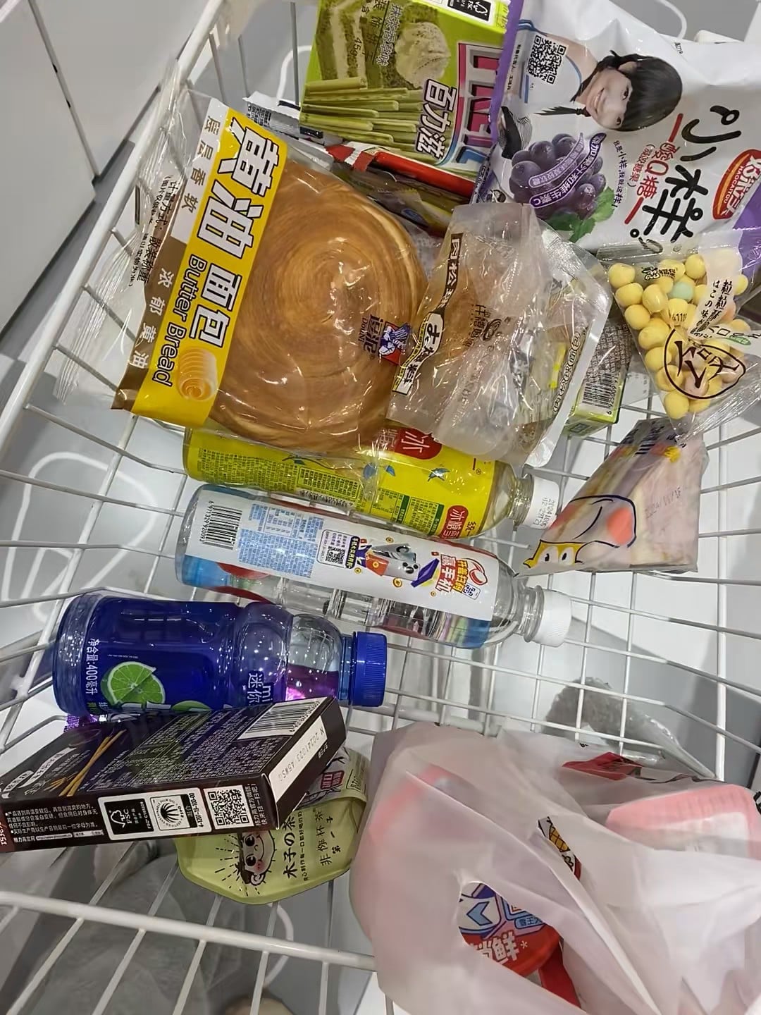 超市购物车塞到溢出来…但连面包都找不到能啃的？
