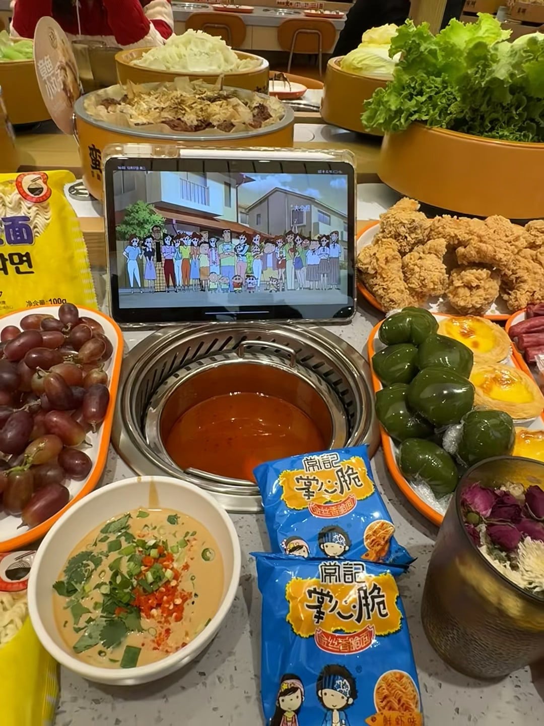 火锅局+蜡笔小新，今晚的快乐是热汤和童年双倍给的