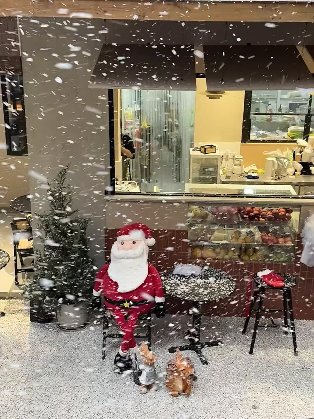 圣诞老人在街角咖啡店外偷懒，雪是真雪还是撒的？❄️