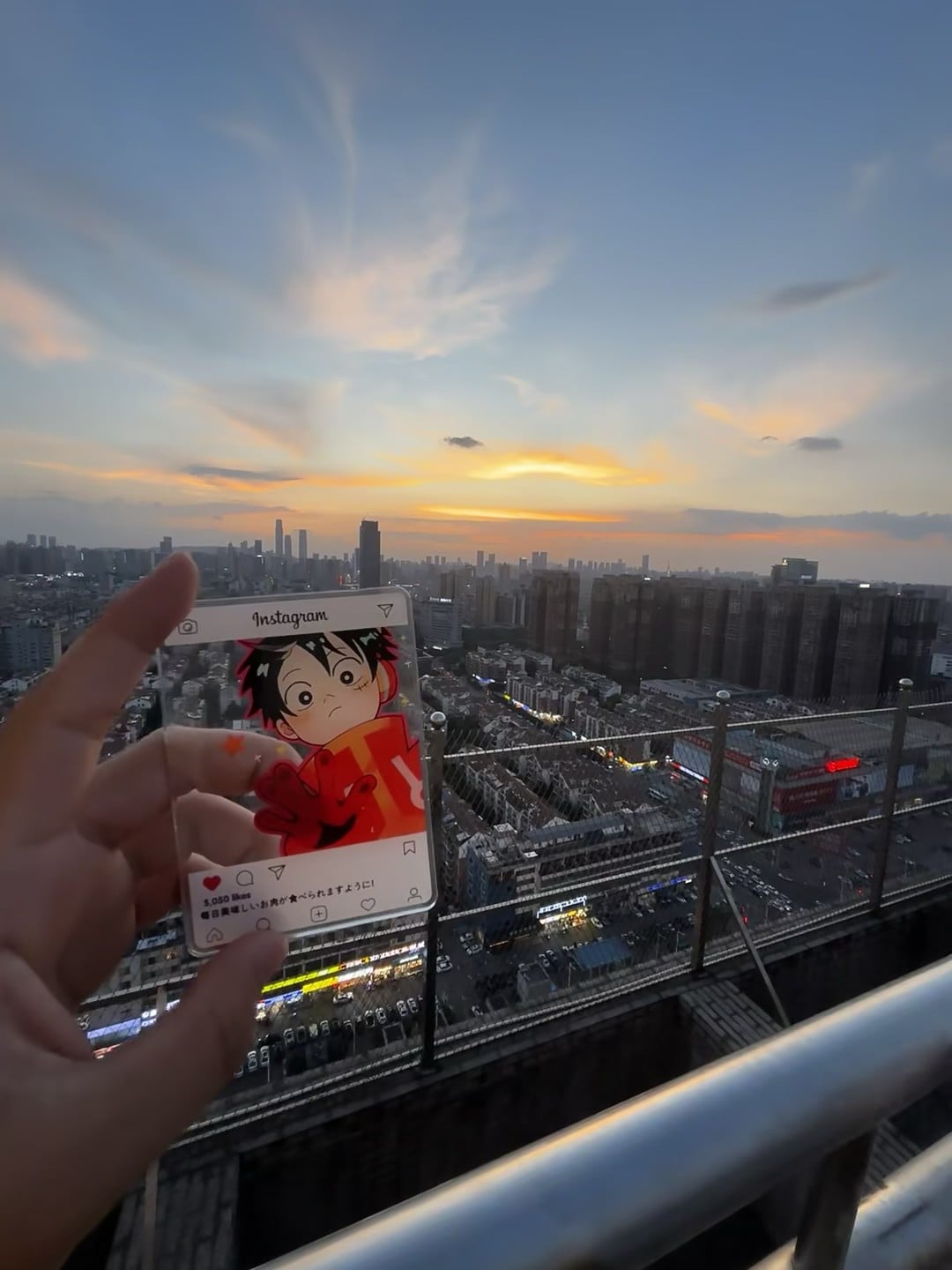 黄昏俯瞰城市，连手机壳都替我选了最佳机位 🌇