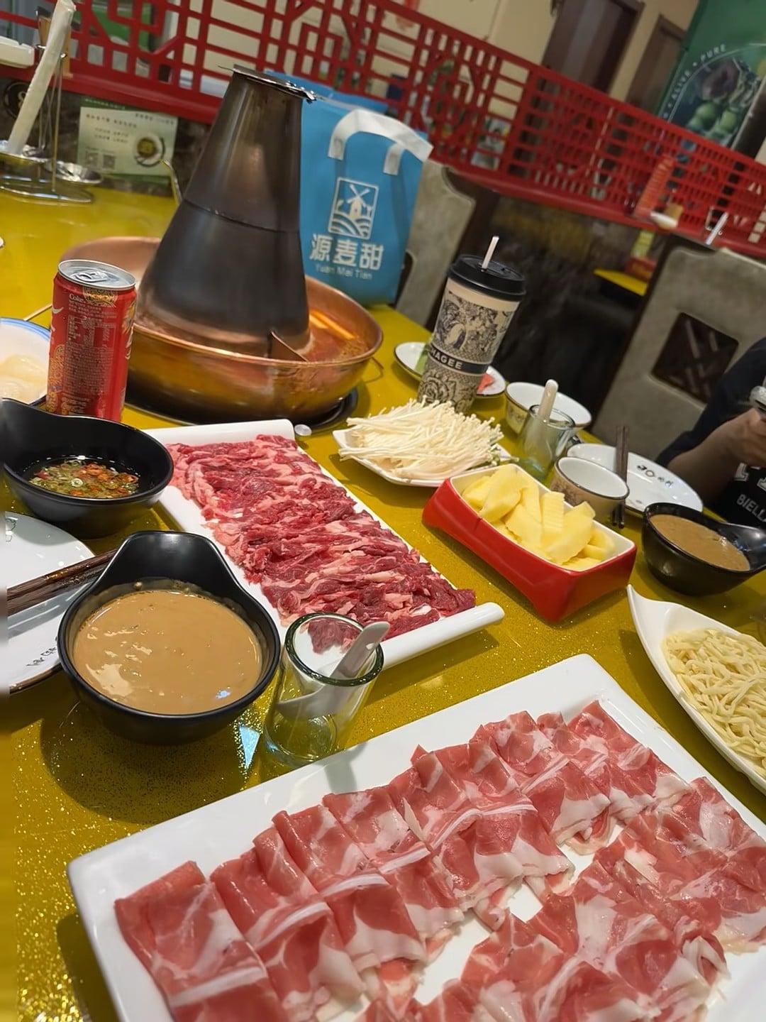 铜锅涮肉配菠萝？在本地小馆子吃出异国混搭感