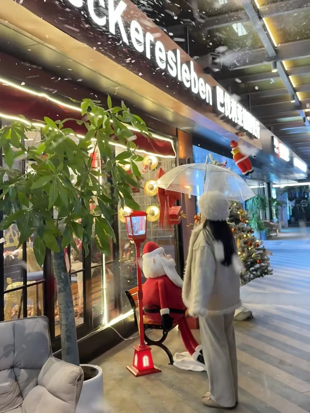 雪天偶遇圣诞老人，伞下愣住三秒：这…是真实世界吗？
