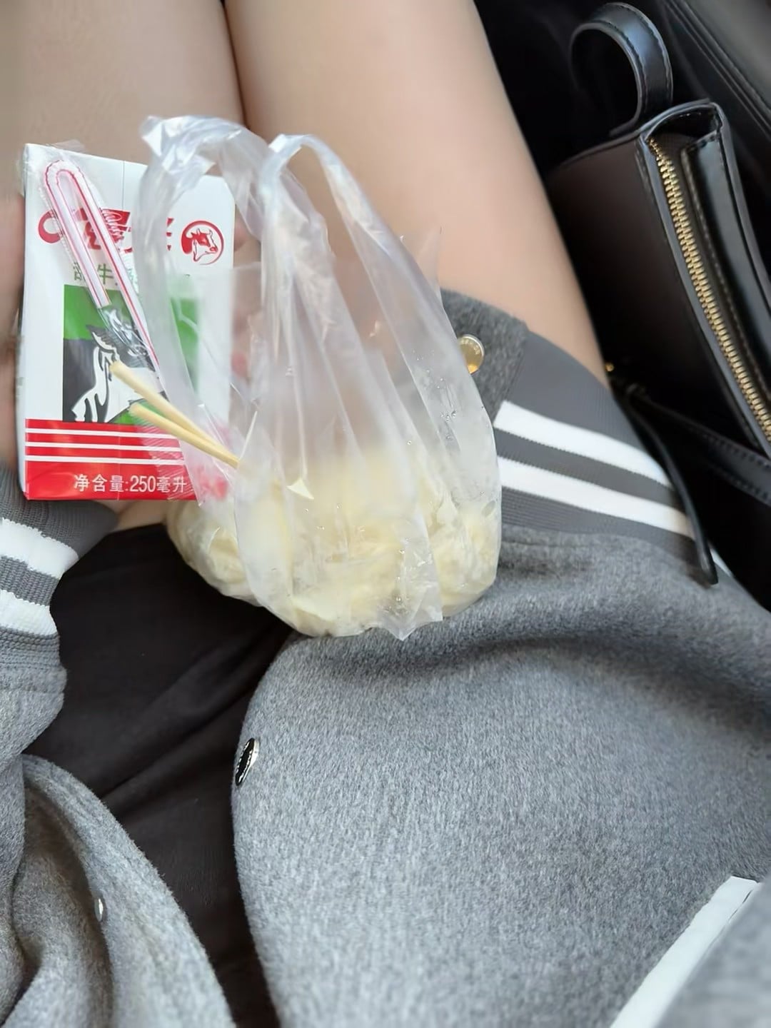 通勤路上的微小仪式感｜250ml 牛奶+塑料袋里的热腾腾，是异国生活的温柔细节