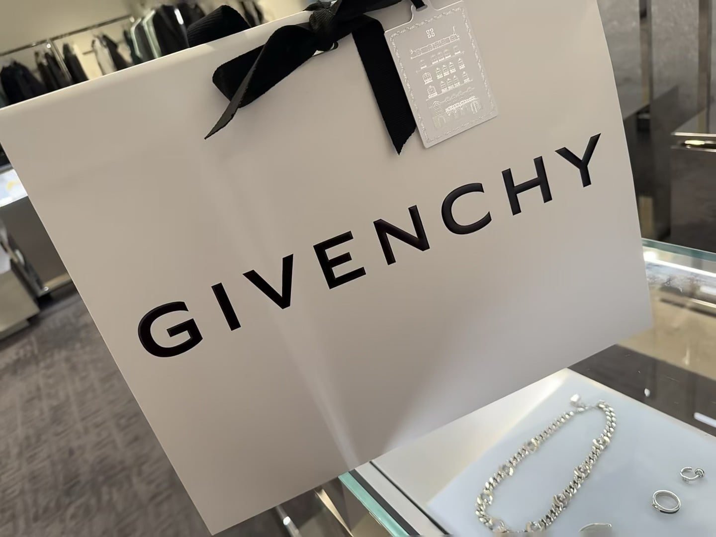 逛到Gucci隔壁的Givenchy，手提袋比包还抢镜 🧈
