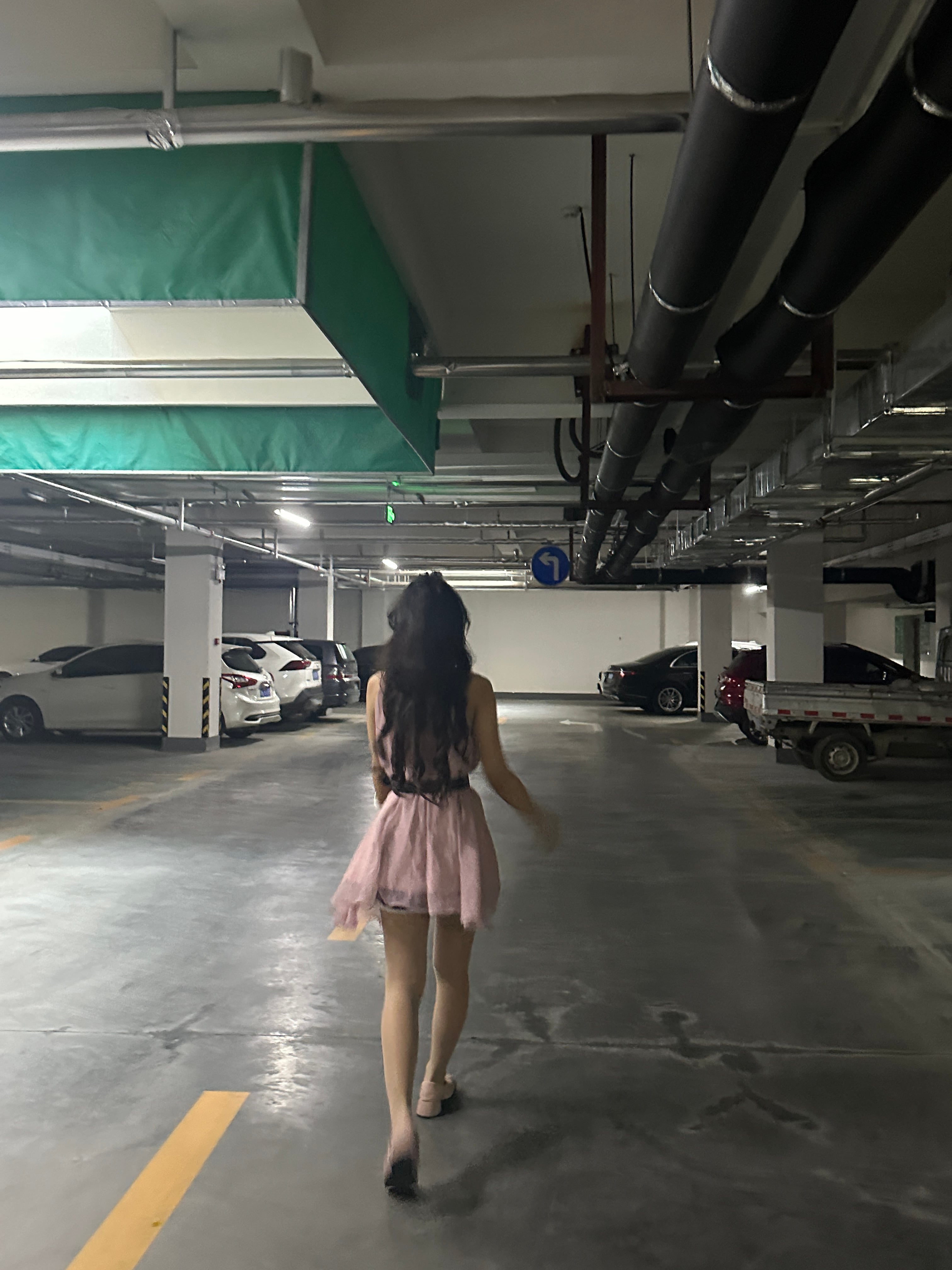 粉色裙摆甩进地下车库的瞬间｜谁说停车场不能拍出电影感？