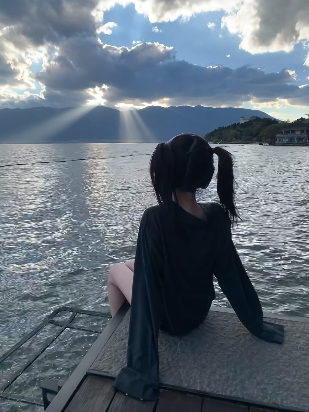 傍晚在湖边发呆，光从云层里漏下来像打翻的金粉