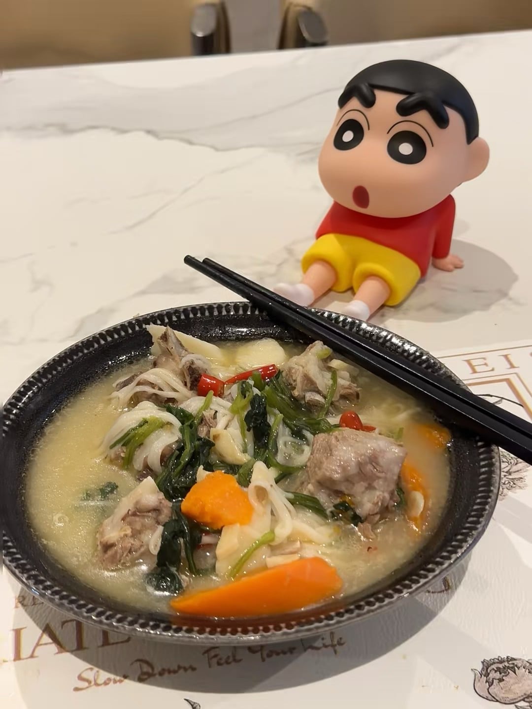 今天在咖啡馆角落偷吃炖菜，连蜡笔小新都来围观了