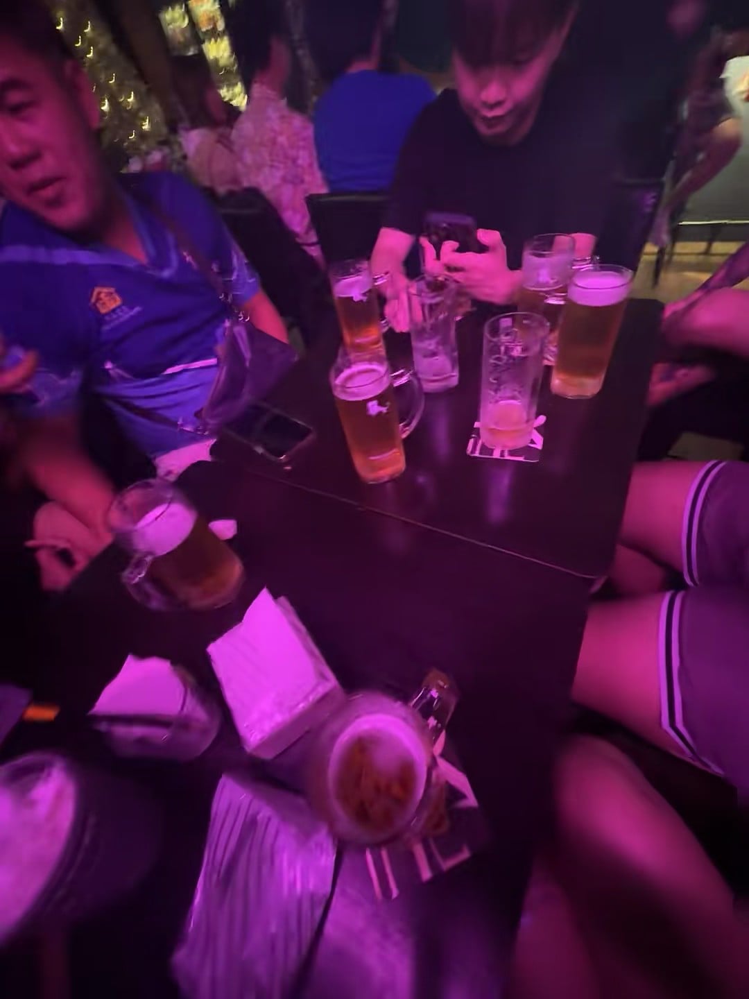 深夜小聚｜啤酒杯撞出的快乐，今晚在KTV隔壁的Local Pub