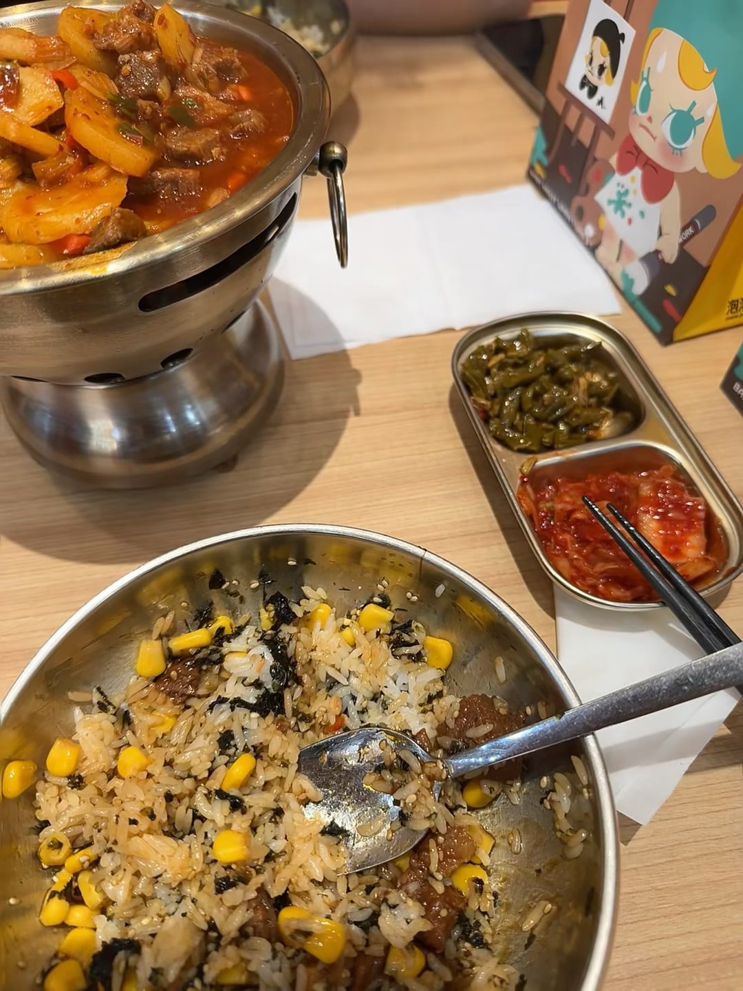 今天在街角小馆子把饭吃成了拌饭，锅边炖的牛肉汤还冒热气～